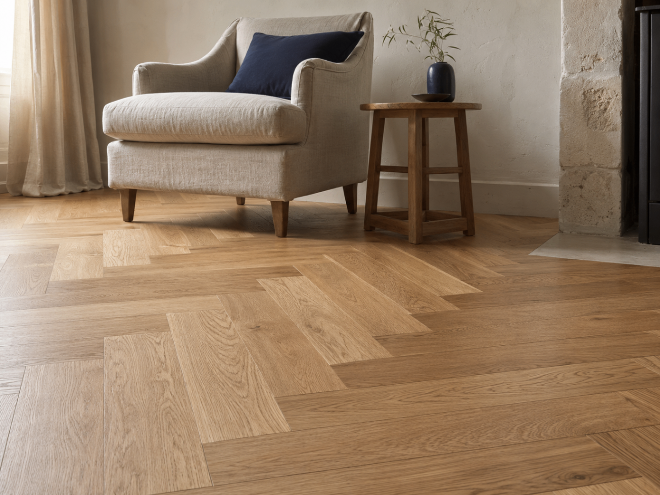 Parquet chêne en pose chevrons dans un salon lumineux