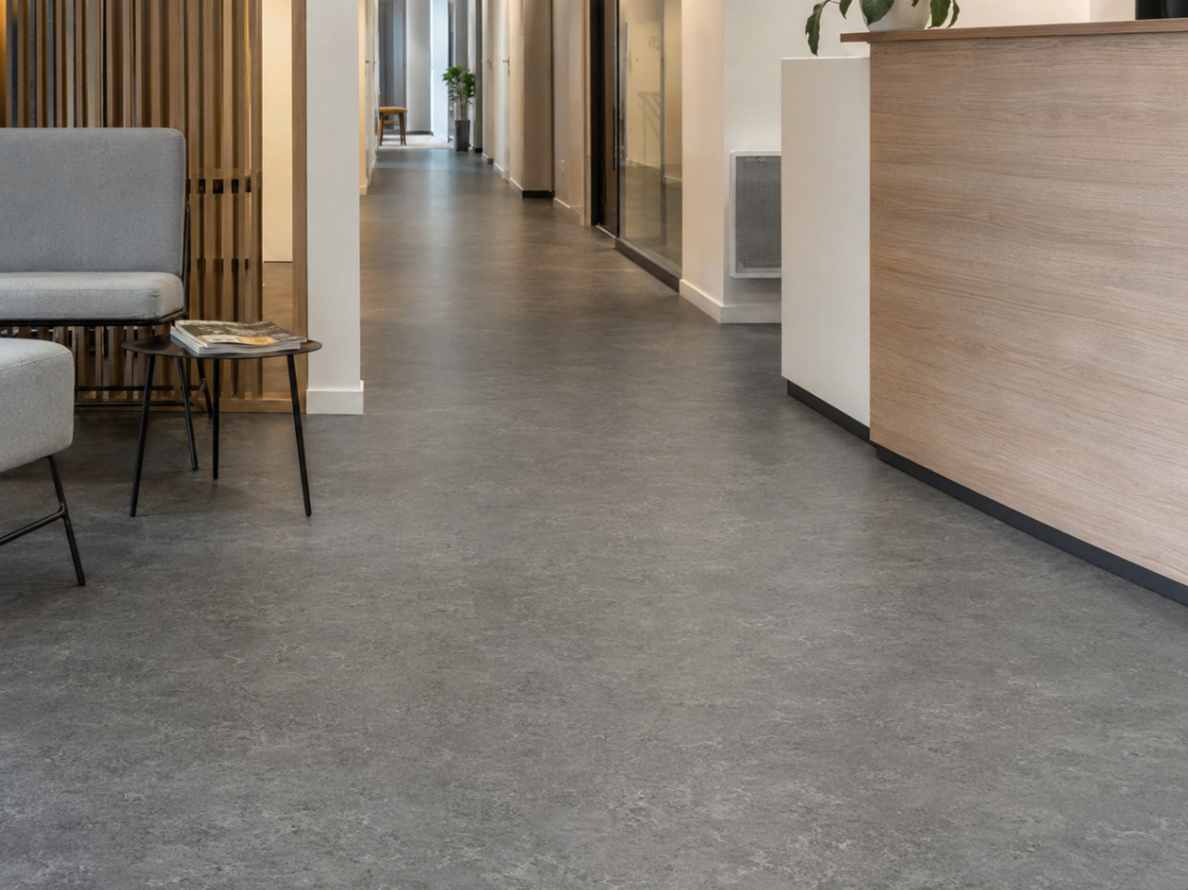 Sol PVC gris grand passage dans un couloir professionnel