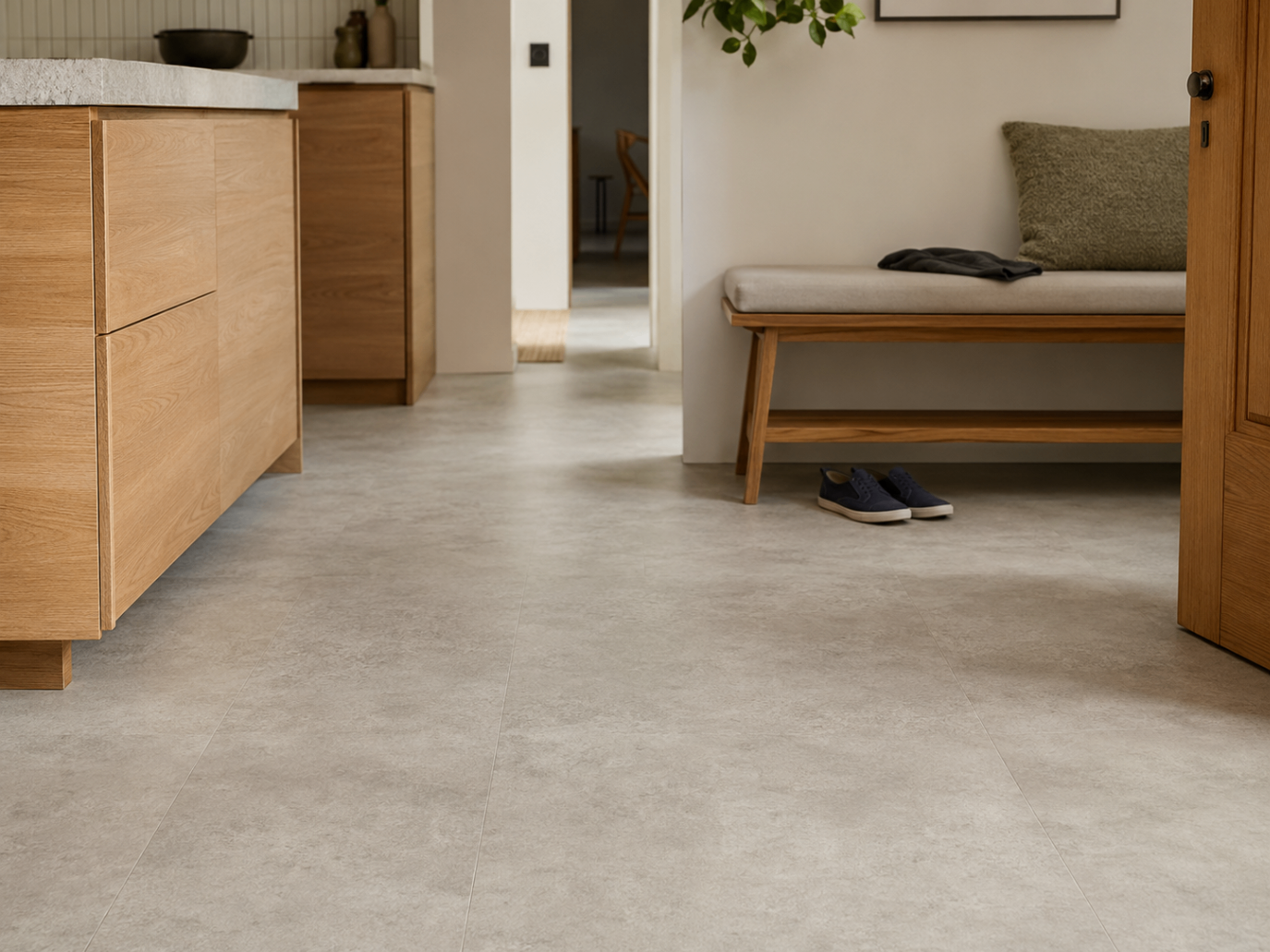 Sol PVC effet pierre clair dans une cuisine contemporaine
