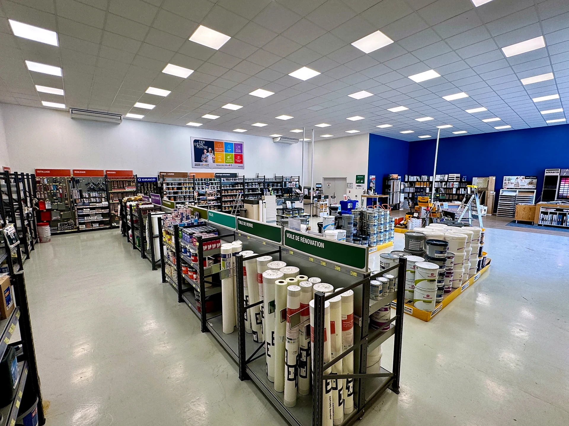 Vue intérieure du magasin peinture et outillage